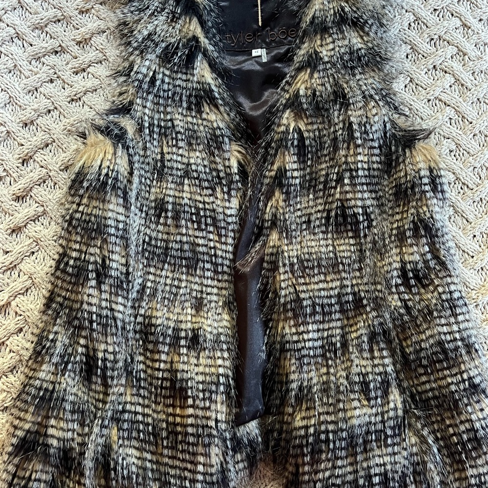 Tyler Boe Faux Fur Vest size Medium - Picture 3 of 9